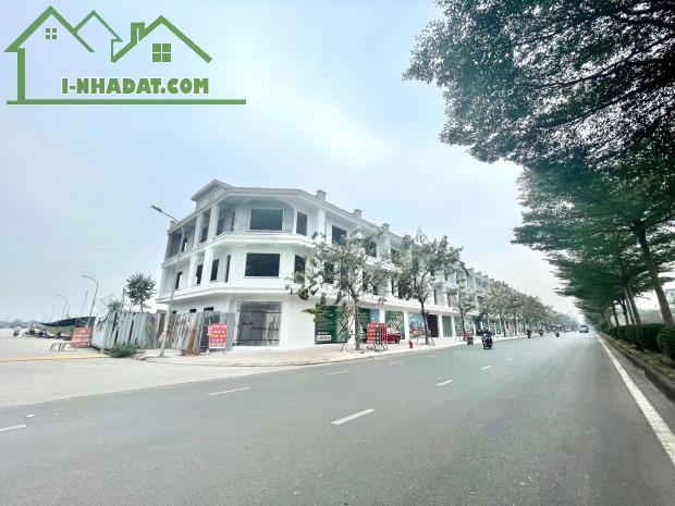 Bán nhà trục 40m mặt đường lớn cách cầu Tứ Liên và Vin Cổ Loa chỉ hơn 9km. lh 0973681053.