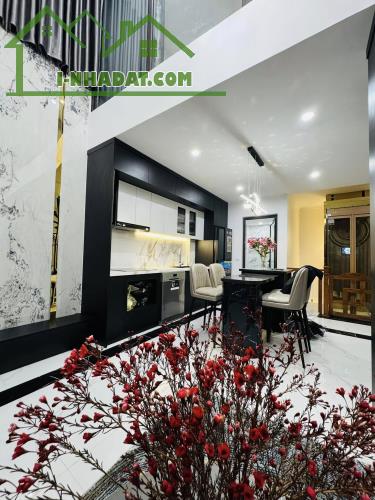 Bán nhà lô góc phố Nguyễn Cao Hai Bà Trưng, ô tô đỗ cửa, thang máy, 5 tầng 50m giá 12.6 tỷ