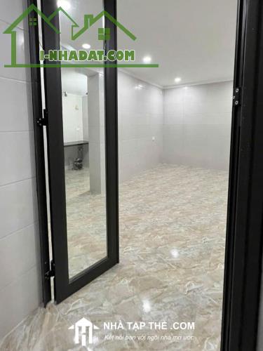 BÁN NHÀ TẬP THỂ PHỐ 8/3 - HAI BÀ TRƯNG - DIỆN TÍCH 65M2 - GIÁ 3.65 TỶ - LÔ GÓC - KINH DOAN