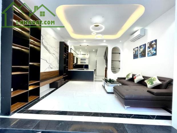 Bán gấp nhà Lạc Long Quân Hồ Tây ngõ thông ô tô vào nhà 40m 5 tầng 7,5 tỷ