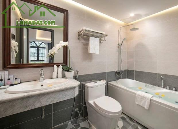 Bán Khách sạn Cạch MARIOT dt 565m², MT:18 m + 8 nổi 1 hầm ,100 phòng Giá chào 550 Tỷ