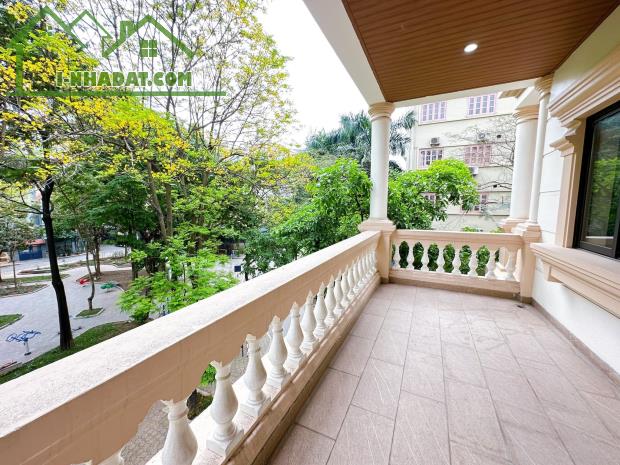 Bán gấp Biệt Thự Lưu Hữu Phước,Lô Góc 2 mặt tiền.View vườn hoa. DT 252m2 x 5T. MT 36m.