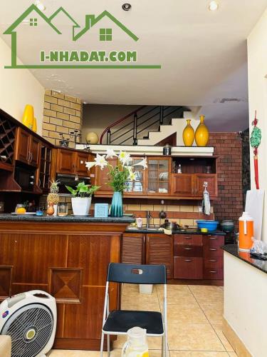 Bán nhà ngõ 9 Trần Quốc Hoàn. Cầu Giấy DT 45m x 5T . MT5.6m.