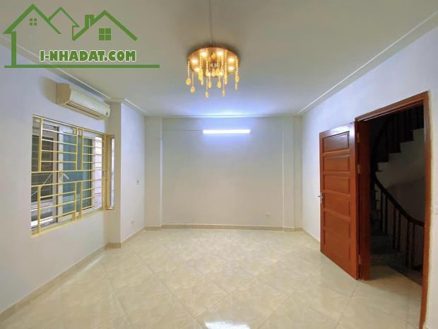 Bán nhà phố Nguyễn Khánh Toàn, 30m2, 5 tầng, ô tô cách 30m - 1