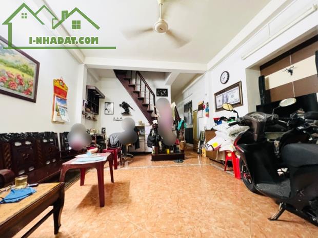 BÁN NHÀ NGAY NHÀ SÁCH PHÚ NHUẬN, HẺM 3M THÔNG KHẮP, DÂN TRÍ, 60M2 (4.2*14) 4PN ĐẸP, 6 TỶ x - 4
