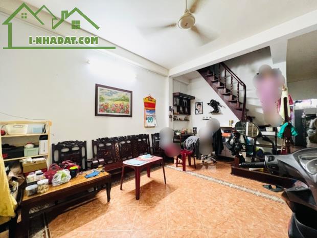 BÁN NHÀ NGAY NHÀ SÁCH PHÚ NHUẬN, HẺM 3M THÔNG KHẮP, DÂN TRÍ, 60M2 (4.2*14) 4PN ĐẸP, 6 TỶ x - 3