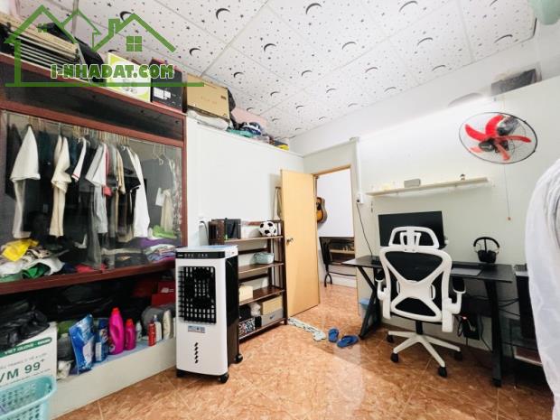 BÁN NHÀ NGAY NHÀ SÁCH PHÚ NHUẬN, HẺM 3M THÔNG KHẮP, DÂN TRÍ, 60M2 (4.2*14) 4PN ĐẸP, 6 TỶ x - 1