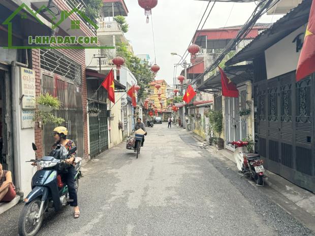 Bán gấp căn nhà 3 tầng, 73,3m2 tại phố Nguyễn Sơn, Gia Thụy, đường ô tô tránh, giá tốt - 1