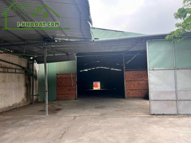 Cho thuê kho xưởng Bỉnh Dương giá rẻ.Tổng diện tích: 1100m2
Diện tích kho: 500m2.Chỉ