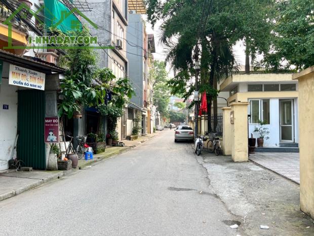 Bán nhà đẹp 43m Việt Hưng Hoa Lâm ô tô lùi cửa sẵn ở ngay .