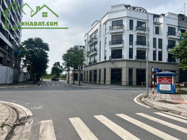 Toà nhà mặt phố Long Biên, 1 mặt hồ, 100m x 7tầng, gara, ôtô 2 chiều - 3
