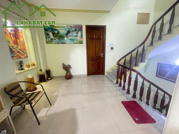 Giá Sốc! Nhà mặt phố Thạch Bàn 75m2, vỉa hè rộng, mặt tiền hiếm, chỉ 18.8 tỷ.
