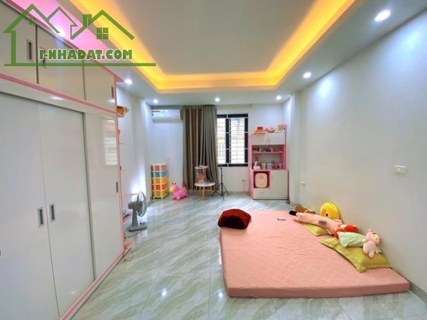 Siêu Phẩm Ngõ 28  Tứ Liên DT rộng gần 60m2 kèm theo1 sân rộng riêng dân xây 4 tầng chắc