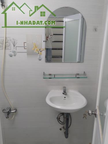 🍀 Nhà đẹp hẻm Đề Thám, 3x11m, 2 phòng ngủ, có máy lạnh 🍀