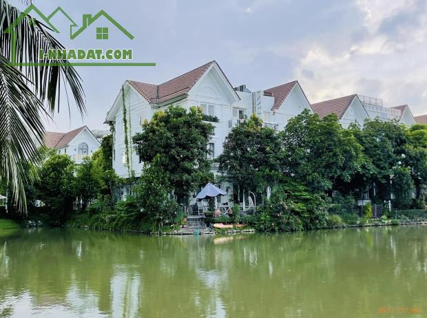 Bán biệt thự Vinhomes Riverside Long Biên, mặt sông, cực đẹp, 225m2, mặt tiền 9m, giá tốt