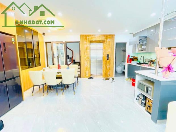 Bán nhà Khương Hạ 43m2x5 tầng, nhà mặt ngõ, ô tô đỗ cổng, thang máy, tặng full nội thất.