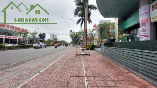 Hoa Hậu Mặt Phố Nguyễn Văn Cừ, Diện tích 125m2, Mặt tiền 8m, Sổ vuông như tờ A4.