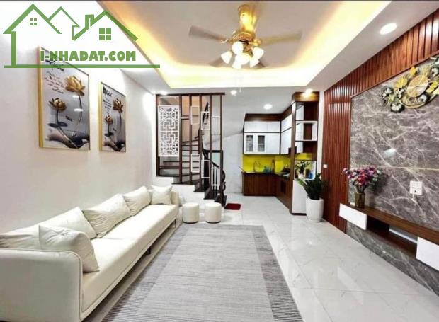 Bán Nhà Nguyễn Sơn, Long Biên 5T, 33m2 giá 5,95 tỷ ( cách ô tô đỗ 25m)