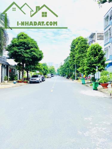 Bán Đất Biệt Thự Mặt Tiền Đường Bùi Tá Hán,P An Phú,Quận 2 DT:400m2(20x20) Vị Trí Cực Đẹp
