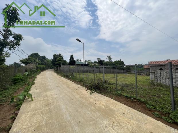 SIÊU PHẨM BÁM HỒ CỰC ĐẸP CÓ DT 9837m2 ĐÃ CÓ SẴN 2 CĂN HOMESTAY FULL NỘI THẤT CỰC ĐEP - 1