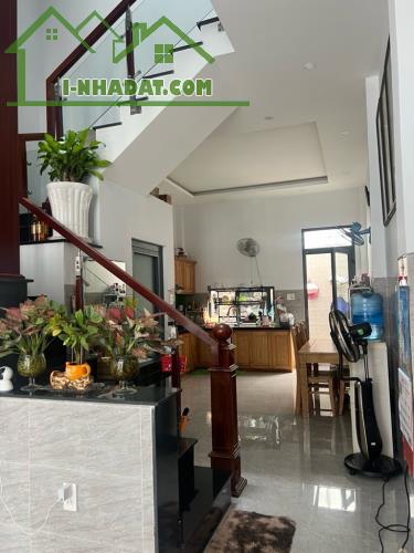 Chủ đi Mỹ định cư cần bán nhà đẹp 2 mặt hẻm xe hơi ngay CĐ Công Thương, Tăng Nhơn Phú B, Q