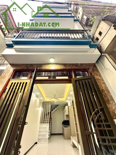 Nhà đẹp, ở luôn tặng full nội thất, chỉ 6 tỷ trung tâm phố Văn Quán, 40m2, 4 tầng, ô tô