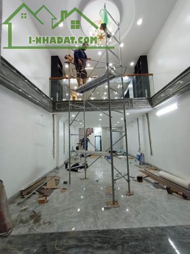 Bán nhà riêng Lideco 50m2. Nhà ở luôn, thang máy sẵn. Ôtô vào nhà. 170m đến TT Trạm Trôi - 1