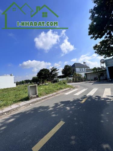 Còn đúng 1 nền 2 mặt tiền trước sau. 90m2, ngang 6m dài 16m. đường 8m.