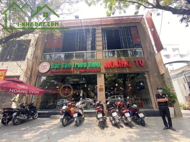 Cho thuê MT lớn, gần Hai Bà Trưng
 120 BIS NGUYỄN ĐÌNH CHIỂU, ĐAKAO, QUẬN 1 - 3