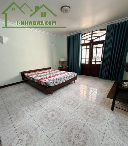 Bán biệt thự Cộng Hoà, P4, Tân Bình, 231m2, 3 tầng, ngang 7,6m, đẹp tuyệt - 1