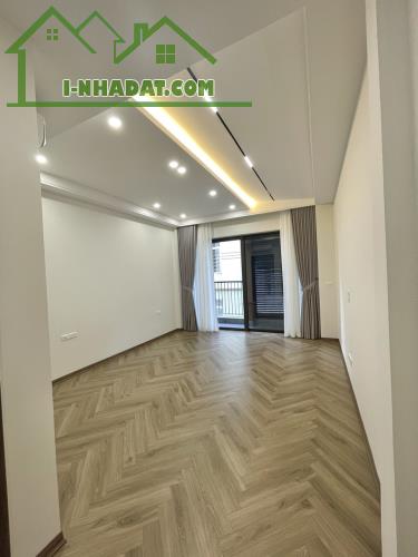 BÁN GẤP NHÀ ĐẸP CỔ LINH – THẠCH BÀN 50M x 6T THANG MÁY, GARA Ô TÔ, GẦN HỒ. HƠN 8 TỶ