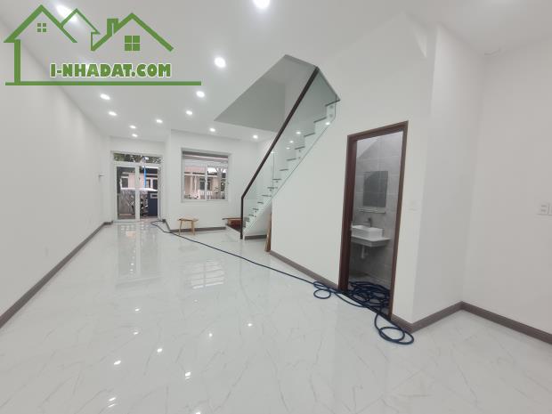 Nhà mới tinh Rosita Khang Điền - DT 100m2 - 3 tầng - cho thuê giá tốt