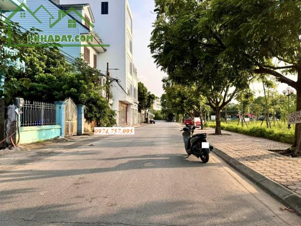 Bán 98m2 đất mặt hồ điều hòa Thanh Am Thượng Thanh, 2 mặt đường ô tô tránh, kinh doanh