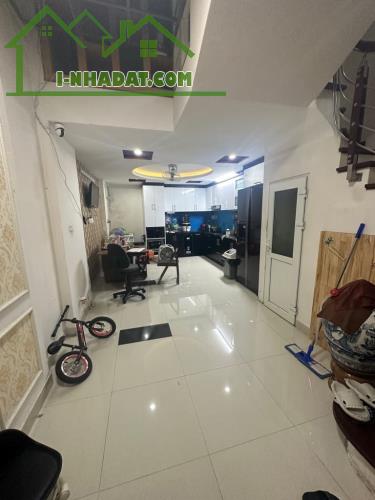 NHÀ ĐẸP Ở LUÔN- 5 TẦNG 5 NGỦ - VÀI BƯỚC RA PHỐ , 3 BƯỚC RA OTO - NGÕ RỘNG - NỞ HẬU - HÀNG - 1