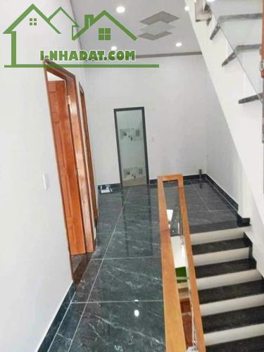 Nhà sổ riêng, mới xây, 2 lầu 1 trệt 3.2 tỷ/72 m2, đường nhựa 8m - 1