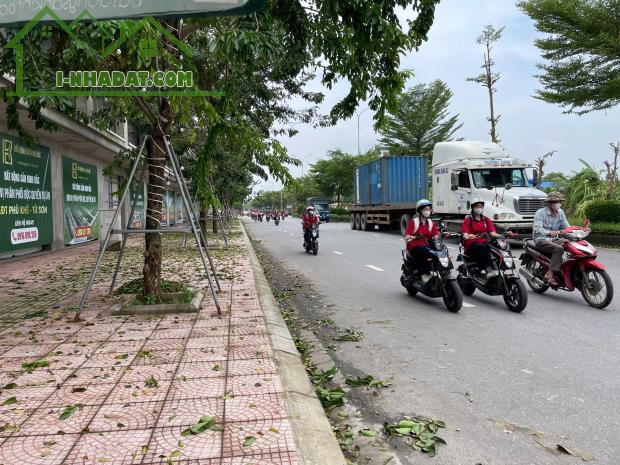 Bán nhà đối diện trường cấp 3, cạnh cây xăng, sát chợ gỗ, mặt đường liên tỉnh cách HN 300m