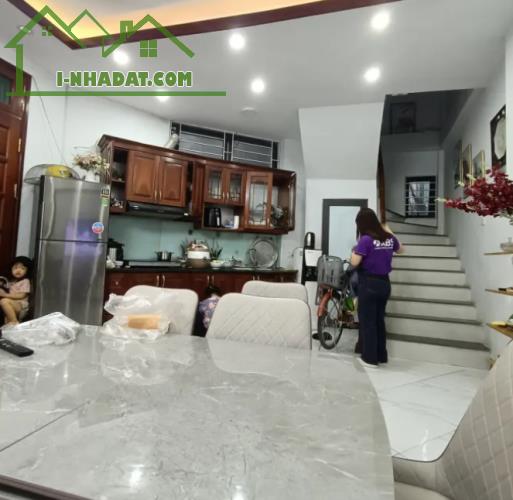 Bán nhà trung tâm Hoàng Mai, nhà mới kinh doanh, ngõ ba gác , 40m2, giá nhỉnh 5 tỷ