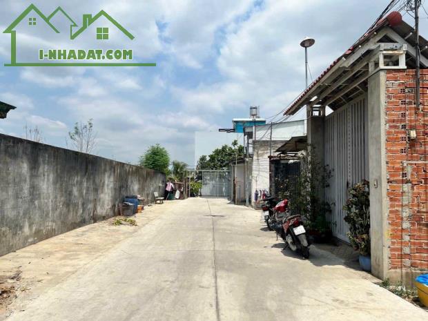 BÁN GẤP lô đất 108 m2 giá chỉ 1 tỷ 370 tr gần chợ Xuân thới thượng gọi  cho em xem sổ - 1
