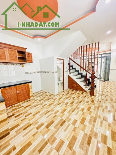 Chủ nhà cần bán gấp nhà mới, gần chợ Tân Hương, hẻm xe hơi,40m2, chỉ 3.7x tỷ, khu sầm uất