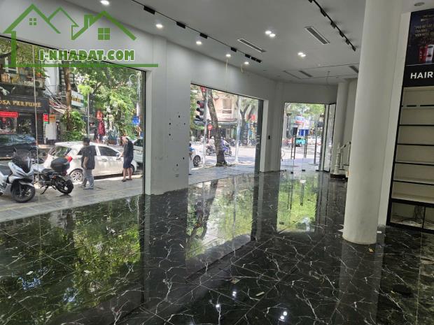 cho thuê showroom 2 tầng góc ngã tư Bà Triêu - Tuệ Tĩnh. Mặt tiền 25m - 2