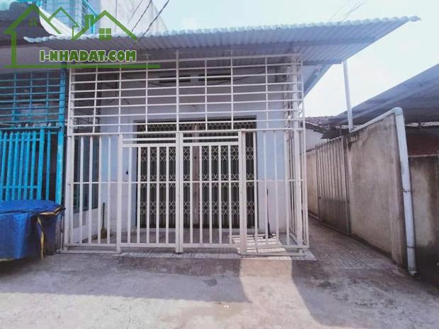 Tôi cần bán gấp dãy trọ 8 phòng ngay chợ Hóc Môn, 180m2, 780trieu, SHR