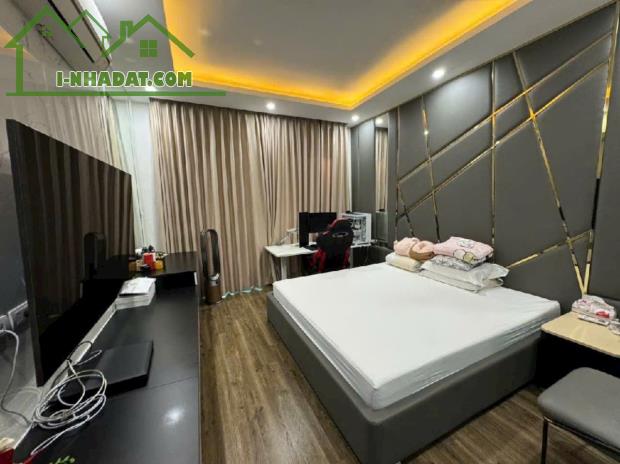 VỊ TRÍ ĐẮC ĐỊA - KINH DOANH - Ô TÔ TRÁNH - THANG MÁY, phố Đại Cồ Việt, dt : 37m, mt: 4,2m, - 5