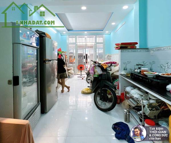 BÁN NHÀ LÊ QUỐC HƯNG. DIỆN TÍCH 27M2.3.1M x 9M. HẺM 3M. NHÀ CHỈ 1 XẸT, CÁCH MẶT ĐƯỜNG 50M