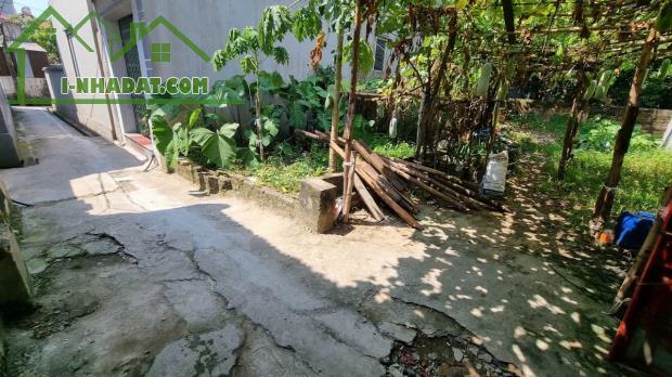 Diện tích: 35m2 
 Mặt tiền: 3.20m Vuông vắn 
Đất thuộc thôn Hà Lỗ xã Liên Hà khu vực rất - 2