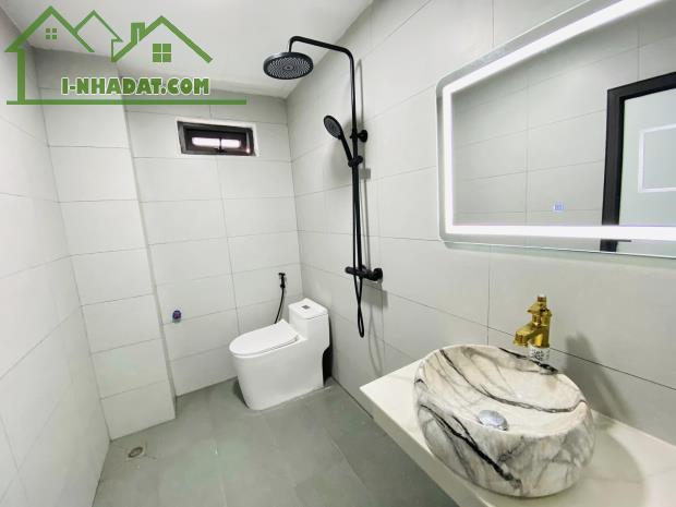 BÁN NHÀ TRUNG TÂM ĐỐNG ĐA, CHỈ 1 NHÀ RA MẶT PHỐ, ÔTÔ CẤT TRONG NHÀ, 5 TẦNG MỚI, KINH DOANH - 5