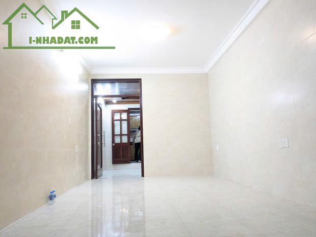 Bán nhà tập thể 60m2 tầng 1 cách 15m ra đường Láng ô tô đỗ cửa ở, cho thuê kinh doanh tốt - 1