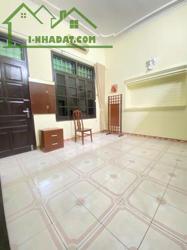 Cho thuê nhà nguyên căn ngõ 25 Lương Khánh Thiện, 30m2, 4 tầng, 2 ngủ, 8 Triệu - 2