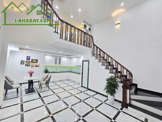 Chính chủ gửi bán. Nhà 42m2 có gác lửng đẹp như hình. Nhà full nội thất