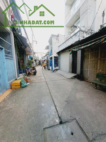 Bán nhà Bình Tân, đường Lê Đình Cẩn, 40m2, 3 lầu, hẻm xe hơi, chỉ nhỉnh 4 tỷ