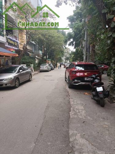 Bán nhà Nguyễn Đình Hoàn - Ngõ ô tô vào nhà - Chủ cực mến khách